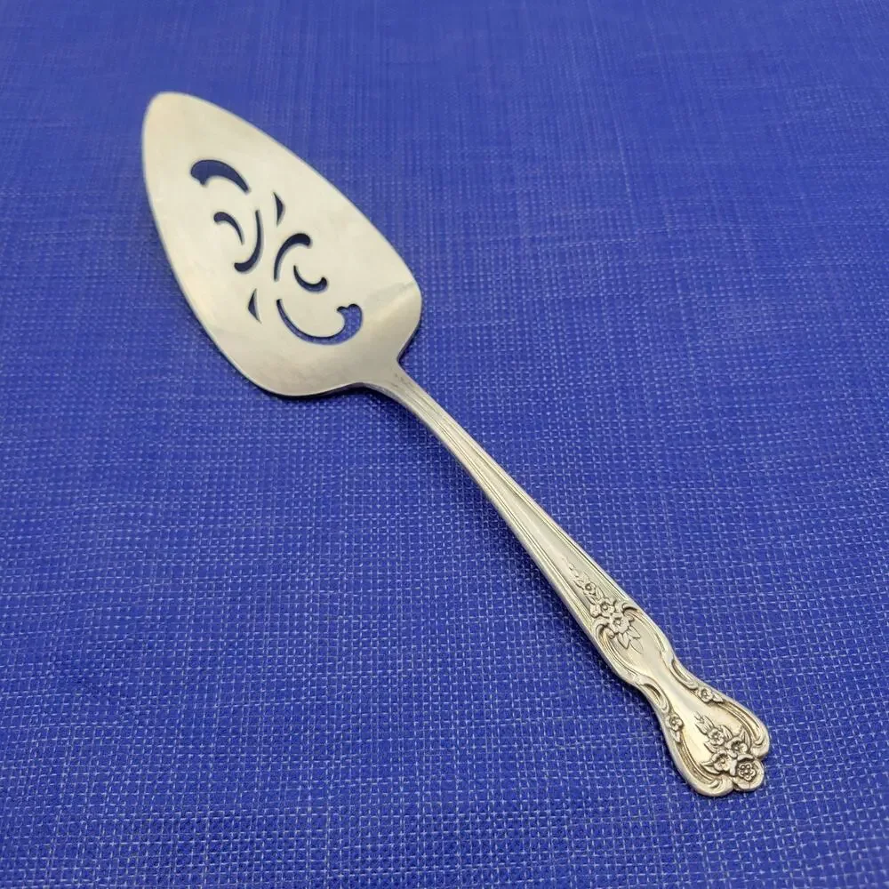 WM Rogers Silverplate Flatware Cake Pie Server Magnolia Extra Plate Vtg